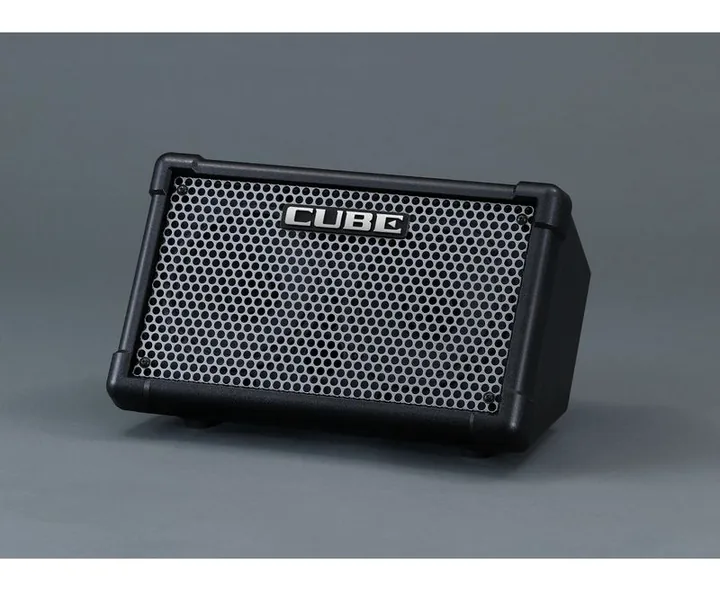 Boss Cube Street II Black, parte trasera con las conexiones
