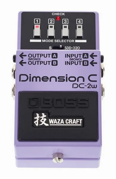 Boss DC-2w Dimension Chorus, footswitch en primer plano