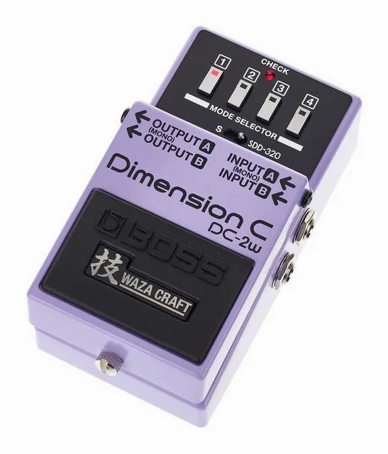 Boss DC-2w Dimension Chorus encuadrado de frente sobre fondo neutro