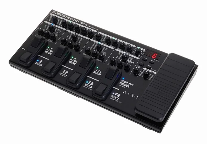Boss ME-90, esquina del mueble