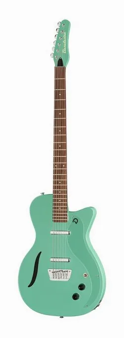 Danelectro 56 Vintage Baritone Black en primer plano frontal