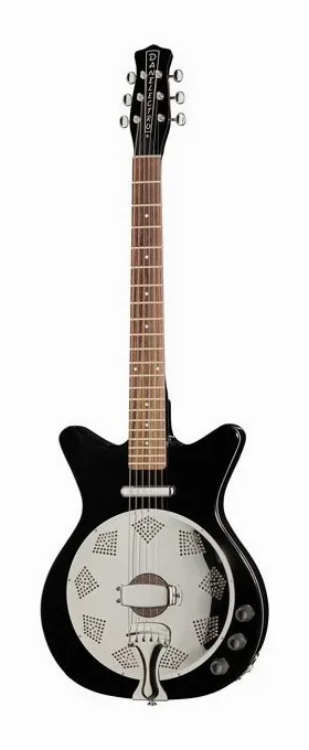 Danelectro 59 Resonator BK encuadrado de frente sobre fondo neutro