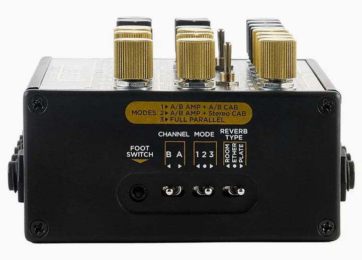 DSM & Humboldt Simplifier X Amp/Cab Simulator, footswitch en primer plano