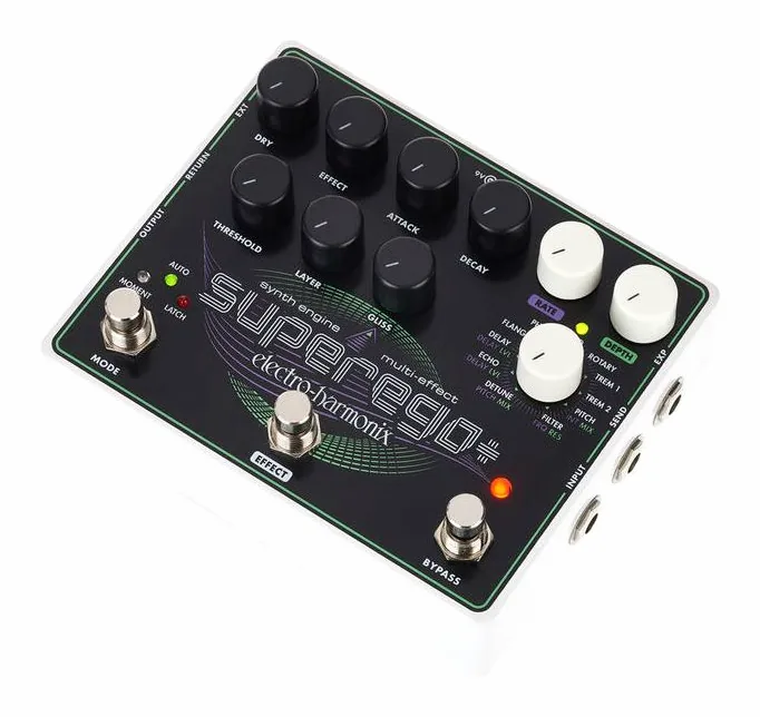 Electro Harmonix Superego Plus, footswitch en primer plano