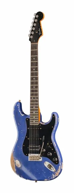 Fender Custom Violet Strat Relic MBAM encuadrado de frente sobre fondo neutro