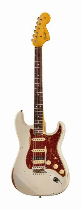 Fender LTD 67 HSS Strat AOW HR encuadrado de frente sobre fondo neutro
