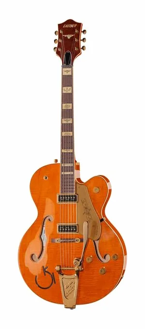 Gretsch G6120T-55VS Chet Atkins encuadrado de frente sobre fondo neutro