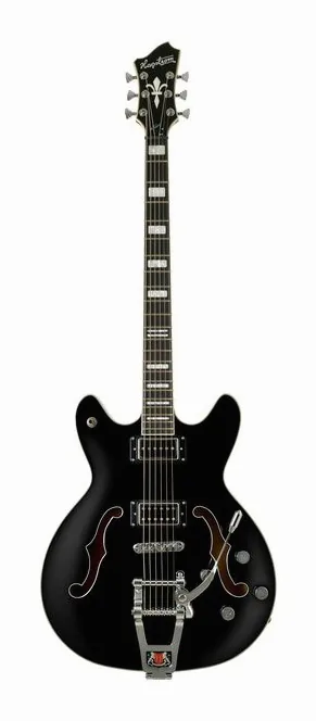 Hagstrom Tremar Viking Baritone DLX BLK encuadrado de frente sobre fondo neutro