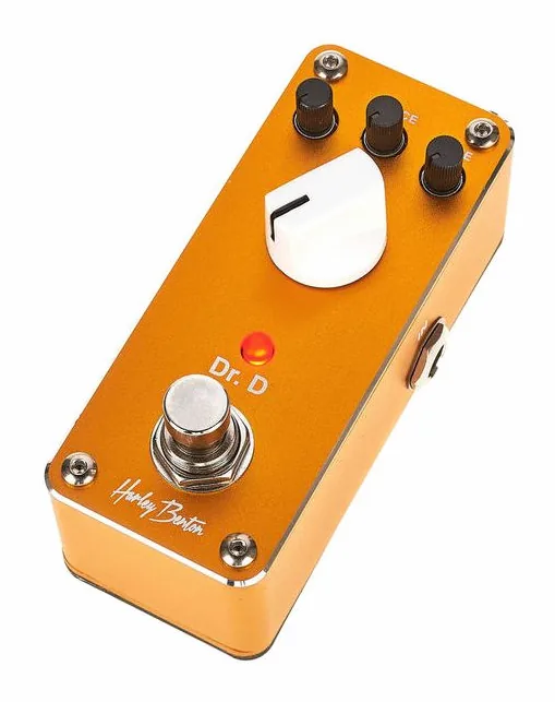 Harley Benton MiniStomp Dr. D encuadrado de frente sobre fondo neutro