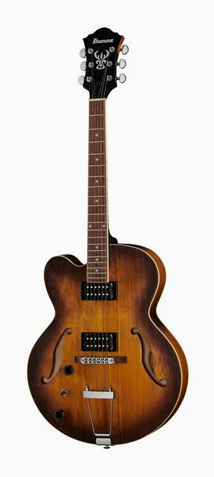 Ibanez AF55L-TF encuadrado de frente sobre fondo neutro