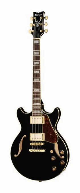Ibanez AM73G-BK encuadrado de frente sobre fondo neutro