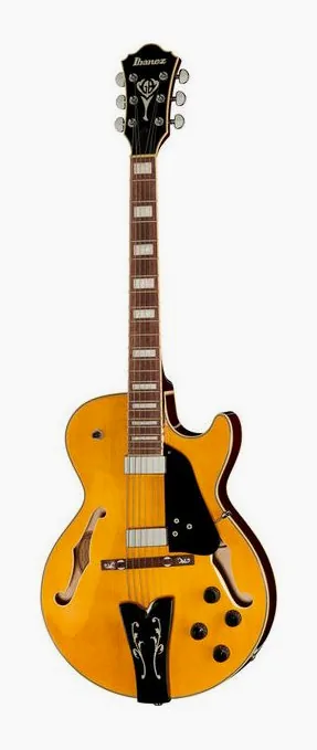 Ibanez GB10EM-AA encuadrado de frente sobre fondo neutro