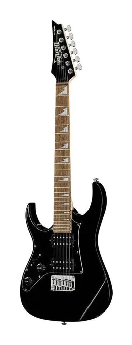 Ibanez GRGM21L-BKN encuadrado de frente sobre fondo neutro