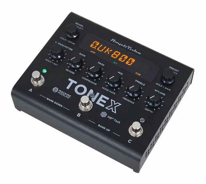 IK Multimedia ToneX Pedal, parte trasera con las conexiones