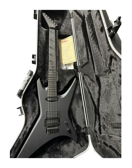 Jackson Warrior USA Blackout en primer plano frontal