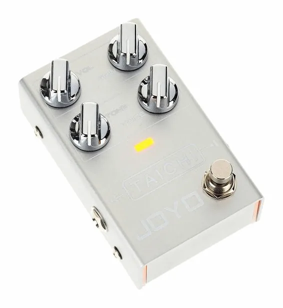 Joyo R-02 Taichi Overdrive, footswitch en primer plano