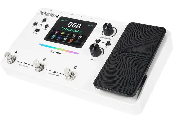 Mooer GE 100 Pro Guitar Multi encuadrado de frente sobre fondo neutro