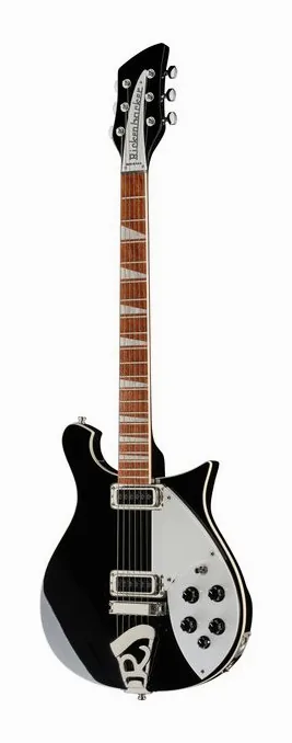 Rickenbacker 620 JG encuadrado de frente sobre fondo neutro