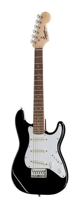 Squier Mini Strat V2 BK IL encuadrado de frente sobre fondo neutro